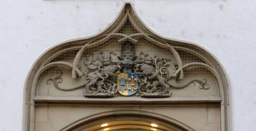 Eingangsportal zum ehem. Fuggerhaus am Rindermarkt mit dem Fuggerwappen von 1473