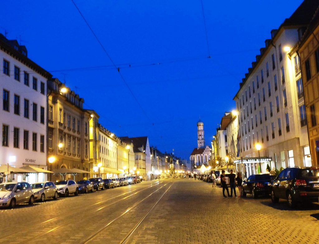 Die Augsburger Maximilianstraße zur Blauen Stunde romantisch beleuchtet.