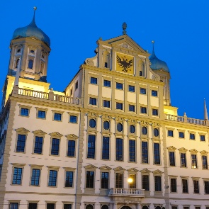 Das Augsburger Rathaus bei Nacht