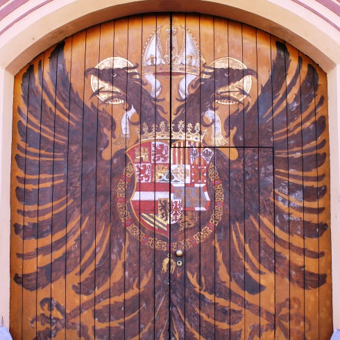 Wappen auf dem "Adlertor" des Fuggerpalais