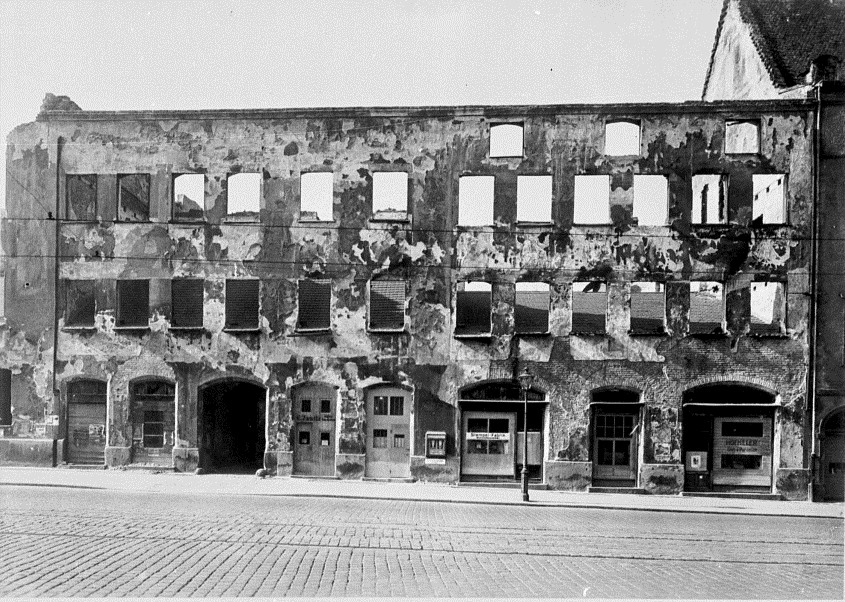 Fuggerpalast, hier Haus Maximilianstrasse 36, zerstört.