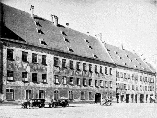 Fuggerpalast mit Freskierung vor 1944